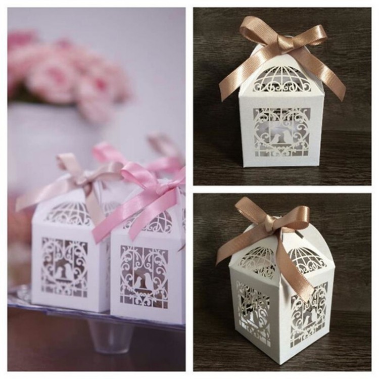 Ruban de style multicolore découpé au laser en papier perlé avec boîte de chocolats bonbons d'anniversaire