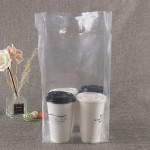 Une tasse de thé au lait dans un sac à main, une tasse de boissons à emporter, quatre tasses de sacs en plastique logo personnalisé Une tasse de thé au lait dans un sac à main, une tasse de boissons à emporter, quatre tasses de sacs en plastique logo personnalisé