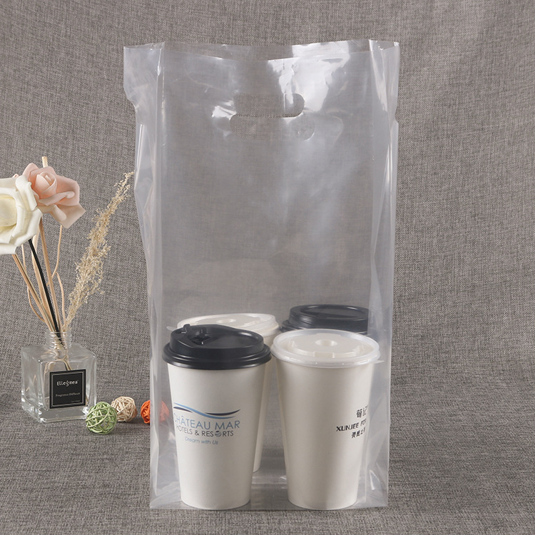 Une tasse de thé au lait dans un sac à main, une tasse de boissons à emporter, quatre tasses de sacs en plastique logo personnalisé Une tasse de thé au lait dans un sac à main, une tasse de boissons à emporter, quatre tasses de sacs en plastique logo personnalisé